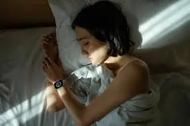 स्लीप ट्रैकर्स (Sleep Trackers): क्या ये सच में नींद की गुणवत्ता सुधार सकते हैं?