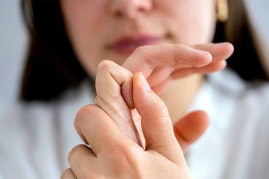 उंगलियां चटकाने (Cracking Knuckles) से क्या सच में गठिया होता है?
