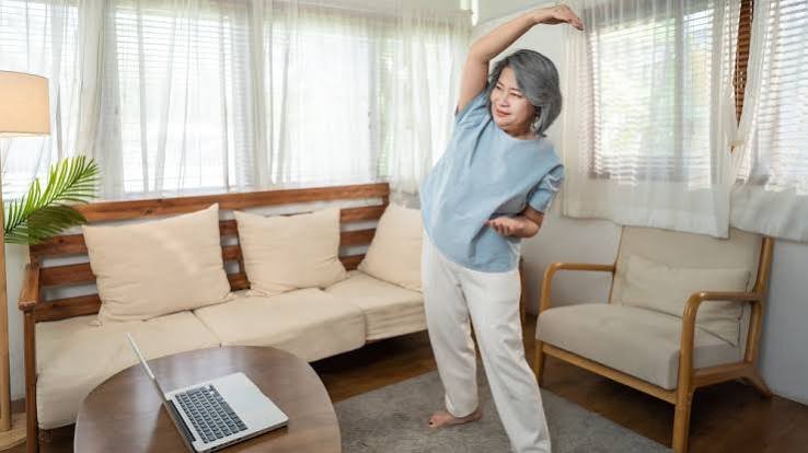 उम्र के साथ हड्डियां कमजोर होने (Osteoporosis) पर सुरक्षित व्यायाम कौन से हैं?