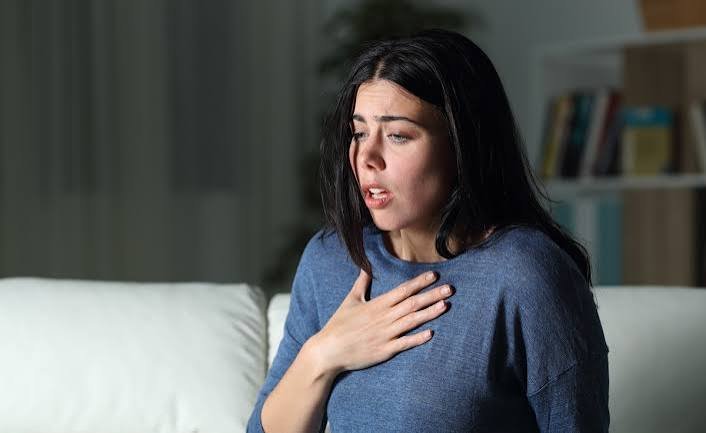 एंग्जाइटी (Anxiety) और सीने में जकड़न: फेफड़ों की फिजियोथेरेपी से राहत