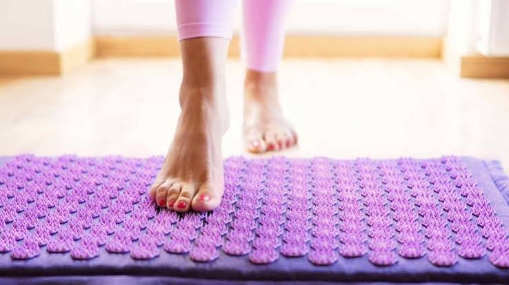 एक्यूप्रेशर मैट्स (Acupressure Mats) का सर्वाइकल दर्द और तनाव दूर करने में उपयोग