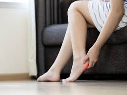 एड़ी के दर्द (Plantar Fasciitis) के लिए टेनिस बॉल से फुट मसाज का डेमो