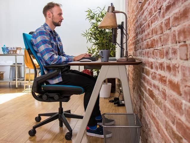 ऑफिस डेस्क और कुर्सी का सही एर्गोनोमिक सेटअप (Ergonomic Setup) कैसे करें?