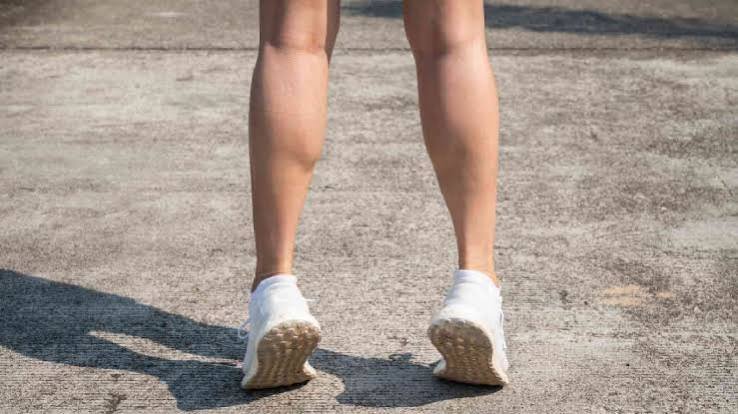 काफ रेज (Calf Raises) का सही तरीका और एड़ी के दर्द में लाभ