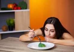 क्या क्रैश डाइट (Crash Diet) आपके मेटाबॉलिज्म को स्थायी रूप से धीमा कर देती है?