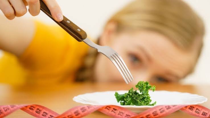क्या क्रैश डाइट (Crash Diet) से आपका मेटाबॉलिज्म हमेशा के लिए धीमा हो जाता है?