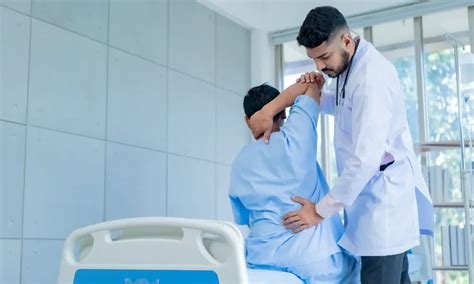क्लासरूम में पढ़ाते समय रीढ़ की हड्डी और एड़ियों को दर्द से बचाने के उपाय