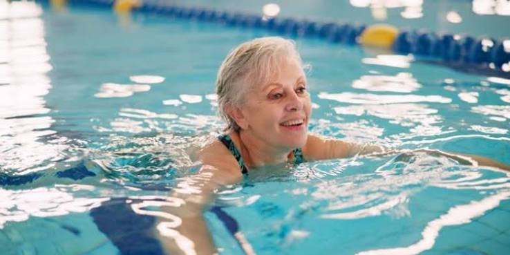 गठिया (Arthritis) से पीड़ित बुजुर्गों के लिए पानी में किए जाने वाले व्यायाम (Aqua Therapy)