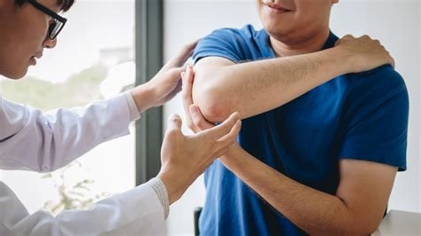 टेनिस एल्बो के दर्द से राहत के लिए एक्सेंट्रिक स्ट्रेचिंग (Eccentric Stretching)