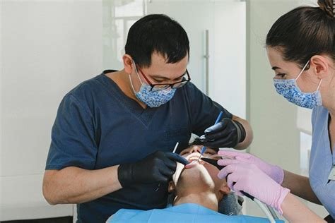 डेंटिस्ट (Dentists) और सर्जन्स के लिए गर्दन और पीठ दर्द से बचने के उपाय