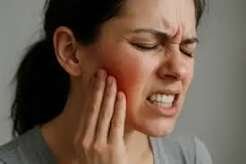 तनाव के कारण रात में दांत पीसने (Bruxism) से होने वाला जबड़े का दर्द (TMJ)
