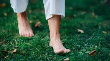 नंगे पैर घास पर चलने (Earthing-Grounding) के नर्वस सिस्टम पर वैज्ञानिक लाभ