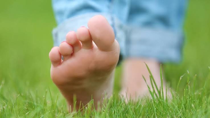 नंगे पैर चलने (Barefoot Walking) के फायदे और सही तरीका