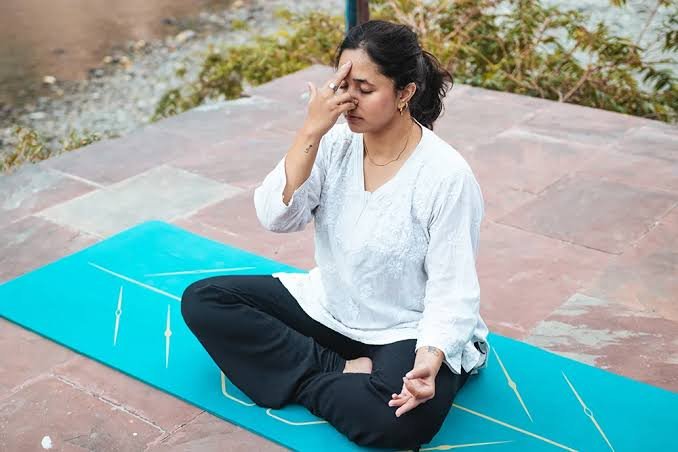 नाड़ी शोधन प्राणायाम: तंत्रिका तंत्र (Nervous System) को शांत करने का तरीका