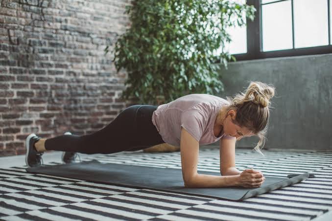 प्लैंक (Plank) में 1 मिनट से ज्यादा कैसे रुकें? स्ट्रेंथ बिल्डिंग टिप्स