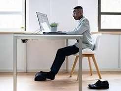 फुटरेस्ट (Footrest) का उपयोग: क्या यह ऑफिस कुर्सी पर बैठते समय जरूरी है?