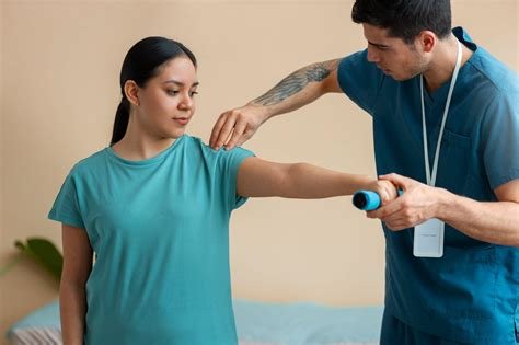 फ्रोजन शोल्डर को खोलने के लिए पेंडुलम एक्सरसाइज (Pendulum Exercise) का डेमो