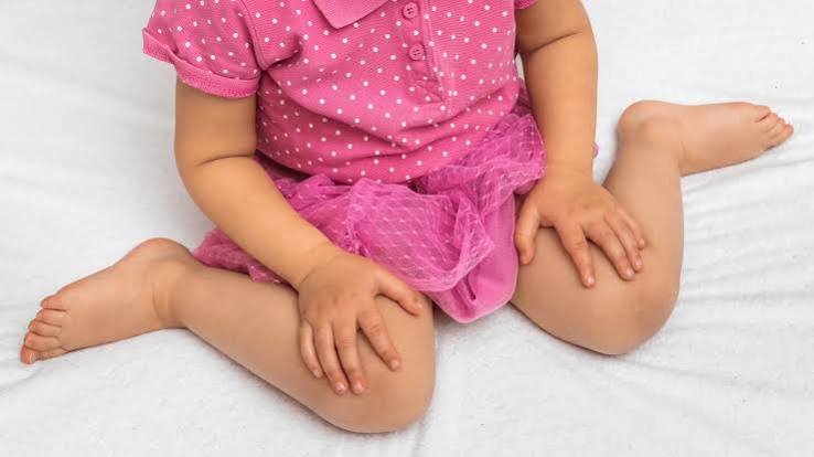 बच्चों में 'W' सिटिंग (W-Sitting) के नुकसान और सही बैठने के तरीके
