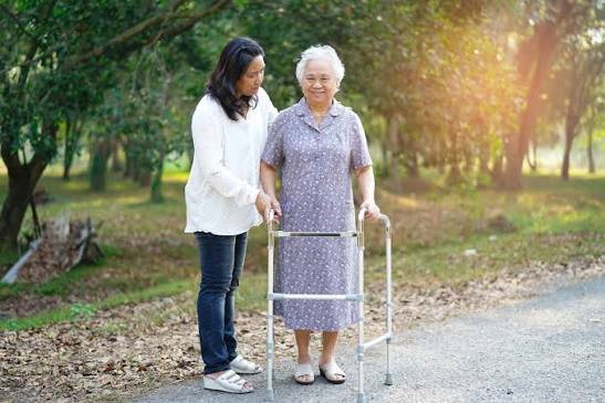 बुजुर्गों के लिए वाकर (Walker) या छड़ी (Walking Stick) का सही उपयोग कैसे करें?