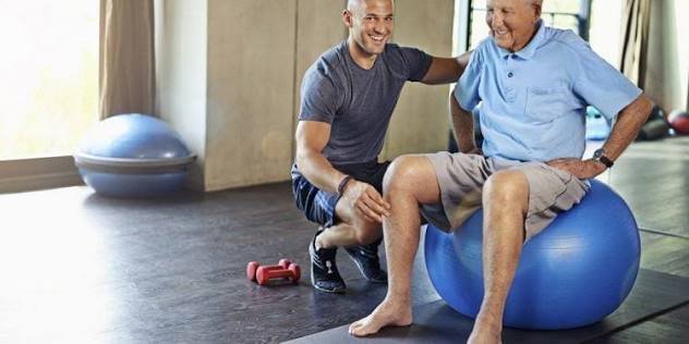 बुजुर्गों में गिरने का खतरा (Fall Prevention) कम करने के लिए बैलेंस ट्रेनिंग