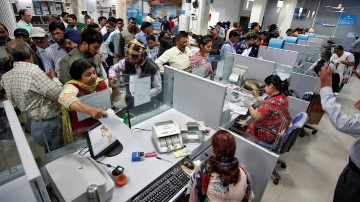 बैंक कर्मचारियों (Bankers) के लिए लगातार स्क्रीन टाइम से होने वाले डिजिटल आई स्ट्रेन का इलाज