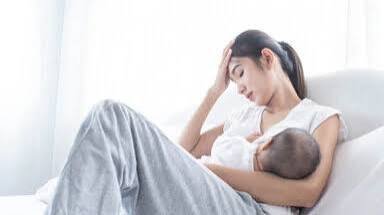 ब्रेस्टफीडिंग (Breastfeeding) कराने वाली माताओं के लिए कमर दर्द से बचाव