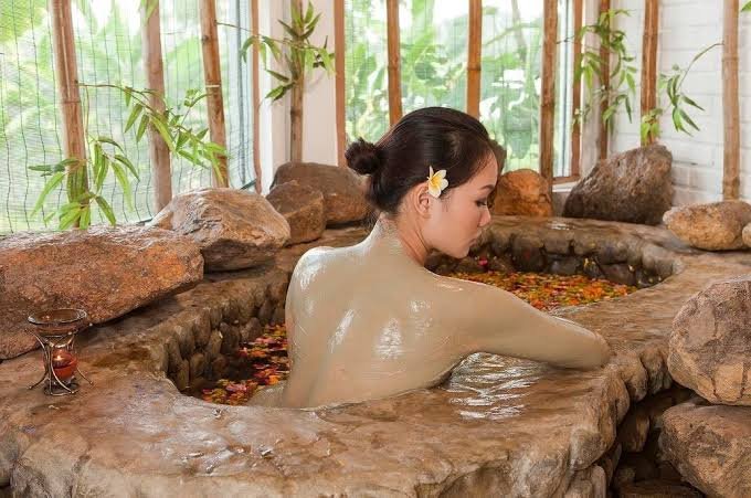 मड बाथ (Mud Bath) और सन बाथ (Sun Bath) के शारीरिक और मानसिक फायदे