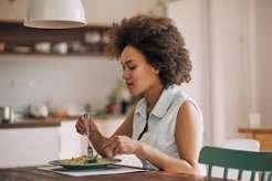 माइंडफुल ईटिंग (Mindful Eating): स्ट्रेस के कारण ज्यादा खाने (Binge Eating) की आदत कैसे छोड़ें?