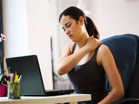 मीटिंग्स के दौरान 'एक्टिव सिटिंग' (Active Sitting) और स्विस बॉल का उपयोग