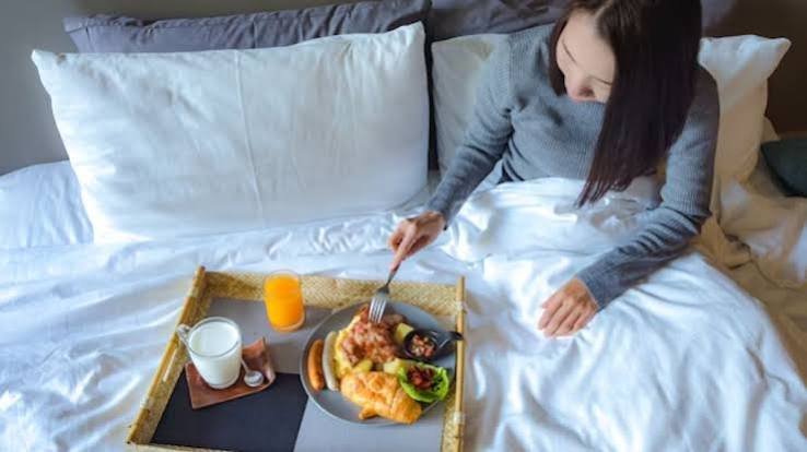 रात को अच्छी नींद (Sleep) लाने वाले खाद्य पदार्थ और ड्रिंक्स