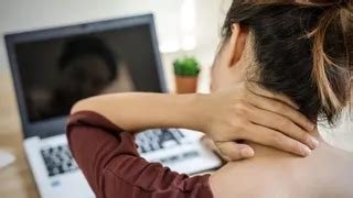 लैपटॉप और मोबाइल का ज्यादा इस्तेमाल: 'टेक्स्ट नेक' (Text Neck) सिंड्रोम का इलाज