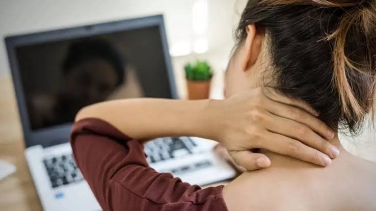 लैपटॉप का इस्तेमाल करते समय 'टेक्स्ट नेक' (Text Neck) सिंड्रोम से बचने के 5 उपाय