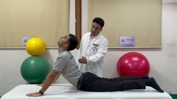 वीडियो डेमो: स्पाइनल एक्सटेंशन एक्सरसाइज (कमर को पीछे की तरफ झुकाने वाले व्यायाम)