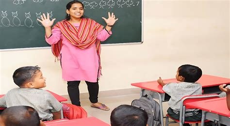 शिक्षकों (Teachers) के लिए लंबे समय तक खड़े रहने पर पोश्चर को कैसे सही रखें?