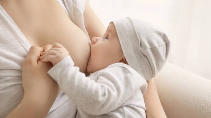 शिशु को दूध पिलाते समय माताओं के लिए एर्गोनॉमिक्स (Breastfeeding Posture)