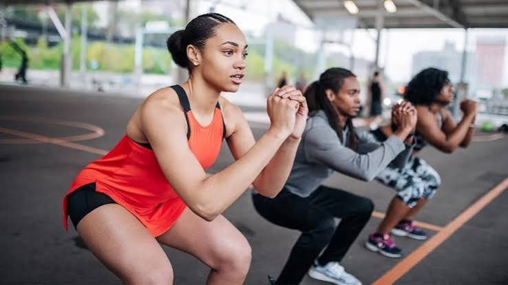 स्क्वैट्स (Squats) करते समय घुटनों को चोट से बचाने का सही फॉर्म