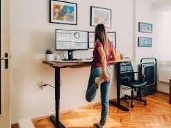 स्टैंडिंग डेस्क (Standing Desk) का उपयोग करने का सही तरीका: कितने समय तक खड़े रहें?