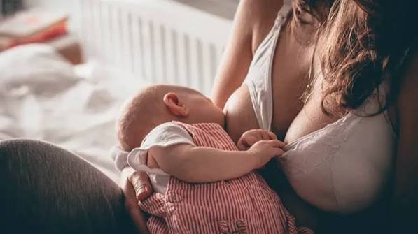 स्तनपान (Breastfeeding) कराने वाली माताओं के लिए सर्वाइकल और शोल्डर दर्द से बचाव