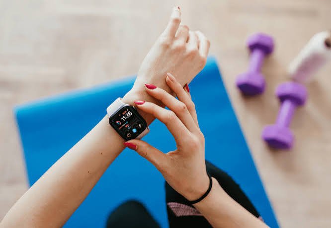 स्मार्ट वॉच डेटा (SpO2, Heart Rate) का उपयोग करके अपनी एथलेटिक रिकवरी को कैसे ट्रैक करें?