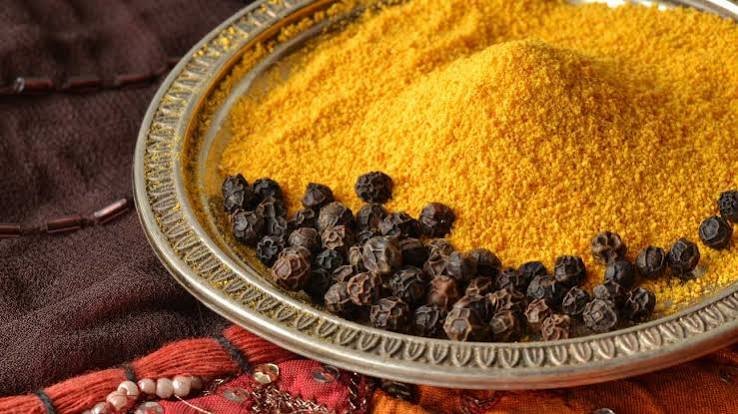 हल्दी (Curcumin) और काली मिर्च का मिश्रण: शरीर की सूजन (Inflammation) कम करने का जादुई उपाय