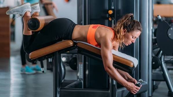 हैमस्ट्रिंग कर्ल (Hamstring Curl) का सही तरीका और इसके बायोमैकेनिकल फायदे