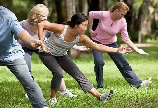 60 की उम्र के बाद संतुलन (Balance) सुधारने के लिए ताई ची (Tai Chi) और सामान्य स्ट्रेचिंग