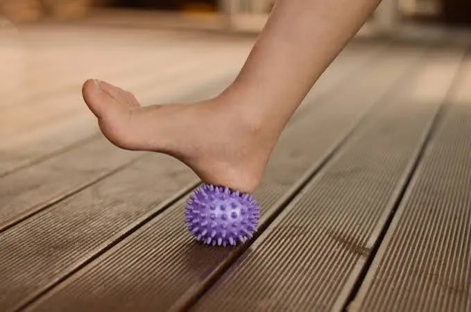 आर्च सपोर्ट मजबूत करने के लिए 'शॉर्ट फुट एक्सरसाइज' (Short Foot Exercise)