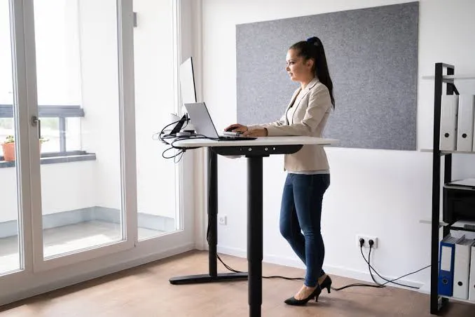क्या स्टैंडिंग डेस्क (Standing Desk) कमर दर्द के लिए फायदेमंद है?