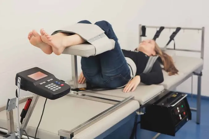 क्या स्पाइनल ट्रैक्शन (Spinal Traction) घर पर बिना विशेषज्ञ के करना सुरक्षित है?