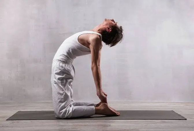 क्या स्लिप डिस्क के मरीजों को आगे झुकने वाले व्यायाम (Forward Bends) करने चाहिए?
