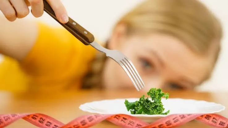 क्रैश डाइटिंग (Crash Dieting) से मेटाबॉलिज्म और थायराइड हार्मोन पर पड़ने वाले नुकसान