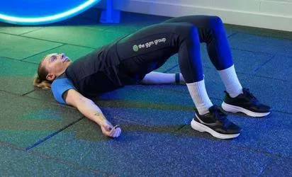 ग्लूट ब्रिज (Glute Bridge) में केवल ग्लूट्स को टारगेट करने के लिए पैर की सही पोजीशन