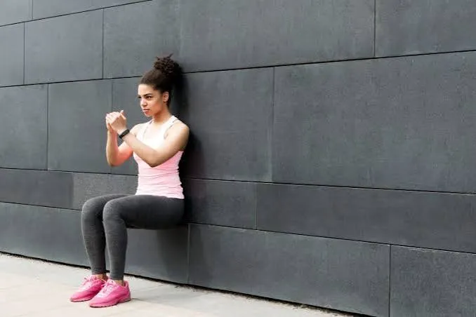 घुटने के दर्द में वॉल सिट (Wall Sit) को 30 से 90 डिग्री तक कैसे प्रोग्रेस करें?