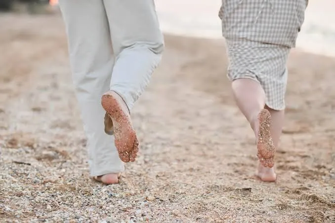 चलने (Walking Gait) के दौरान हील-टू-टो (Heel-to-Toe) रोल का सही बायोमैकेनिक्स